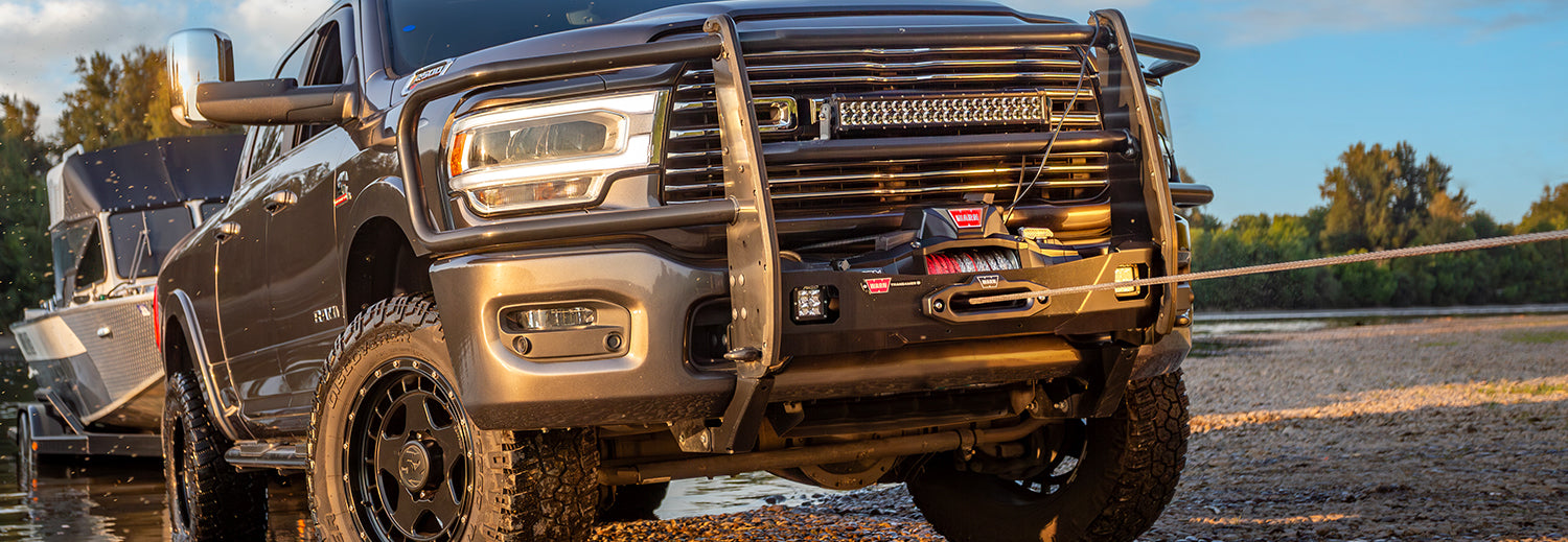 Camioneta equipada con malacate WARN trabajando junto al agua
