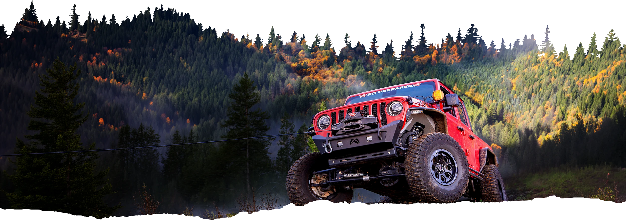 Jeep equipado con malacate WARN en un terreno de montaña